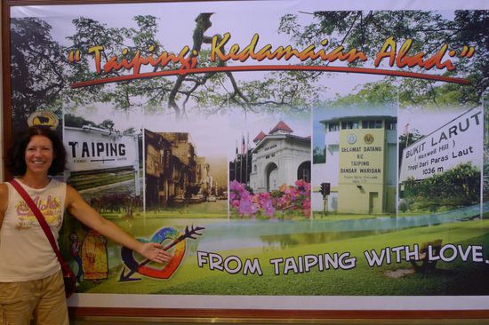Das Begrüssungsplakat im Museum. Wir fanden es originell, dass auch das 
Gefängnis (Mauer mit Wachturm) mit abgebildet wurde