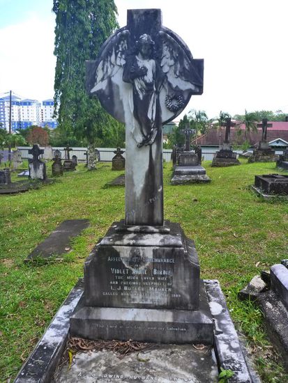 der dazugehörige alte Friedhof