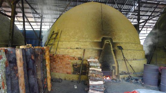 Einer von mehreren Holzkohlemeilern in Betrieb