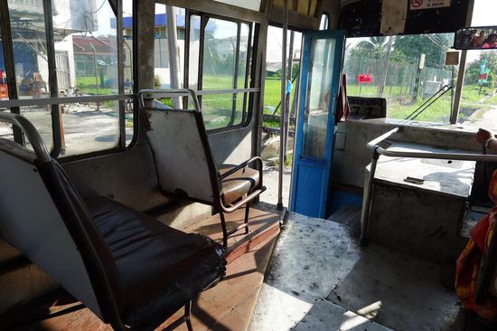 Die öffentliche Busse waren gewöhnungsbedürftig. Durch die Lücken im Holzboden konnte man die Strasse sehen.Das schöne,Türen und alle Fenster sind ständig offen und sorgten für Erfrischung.