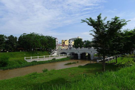 Viel Grün entlang des Sungai Kinta