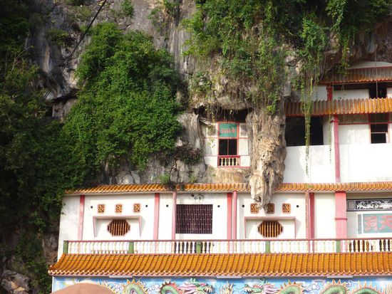 Von aussen sieht der Tempel aus wie in den Berg hineingewachsen