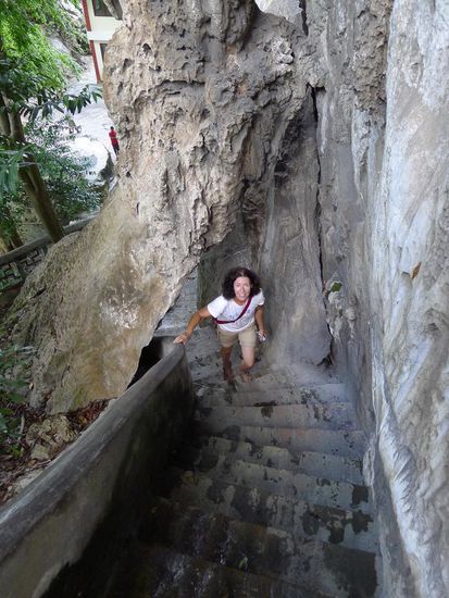 Viele Stufen führen außen entlang