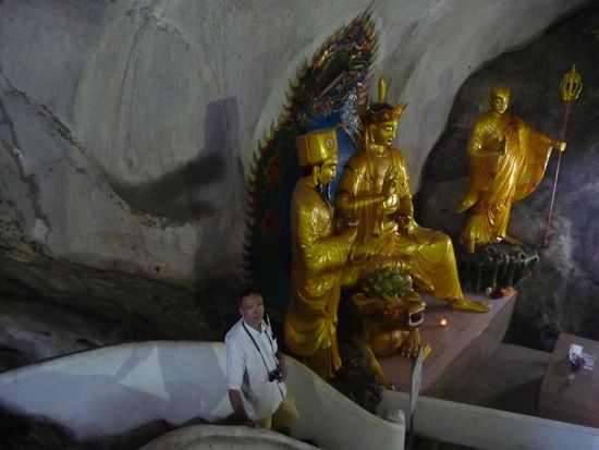 Viele Stufen führen innen entlang