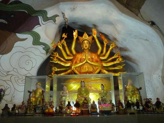 Außer Buddha-  noch diverse andere Statuen