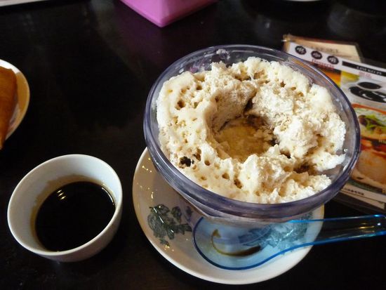 ...mit Sagopudding, links Palmsirup der in die Aushöhlung gegossen wird...