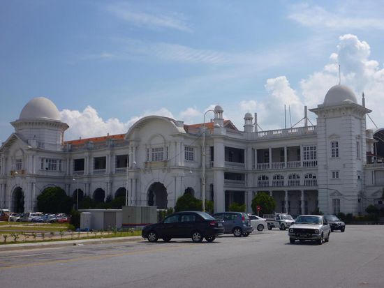 Vorbei geht es noch einmal am schönen alten Bahnhofsgebäude...