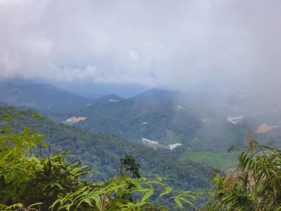 Trotz vorbeiziehender Wolken konnten wir weit über die Hügelketten und Täler schauen