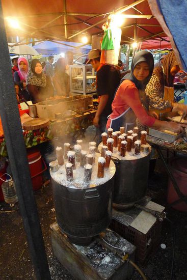 Abends zur Belohnung etwas Süsses: Reis mit Kokosflocken in Kokosmilch, das Ganze in Bambusrohren gegart, natürlich mit viel Zucker