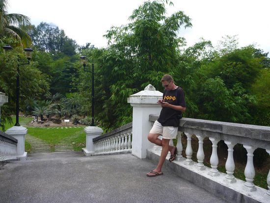 Kurze Pause im Botanischen Garten und Information über das Wetter suchend.....