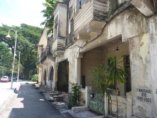 Auch in der grossen Stadt findet man kleine Strassen mit Gebäuden im Kolonialstil