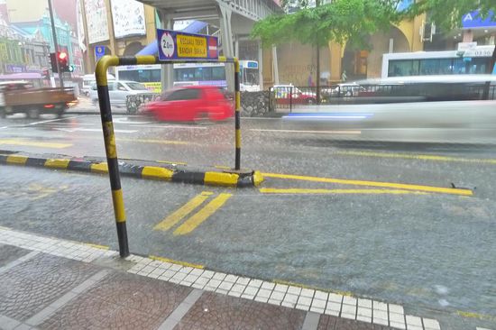 ...denn als das Unwetter hereinbrach, standen wir zum Glück unter einer Brücke. Wir blieben trotzdem nicht trocken, dazu regnete es zu heftig.