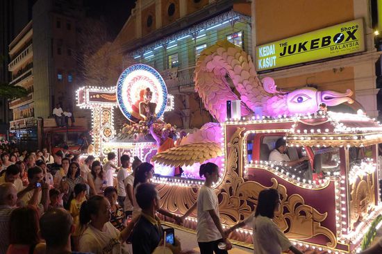 Vesak Day, unzählige Gläubige begleiten die geschmückten Wagen der grossen Prozession