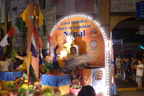 Die umstehenden Zuschauer bekommen auch ihre Portion "Weihwasser" ab