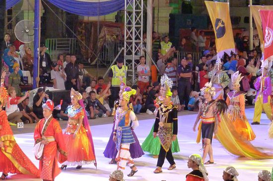 Traditionell und festlich gekleidet