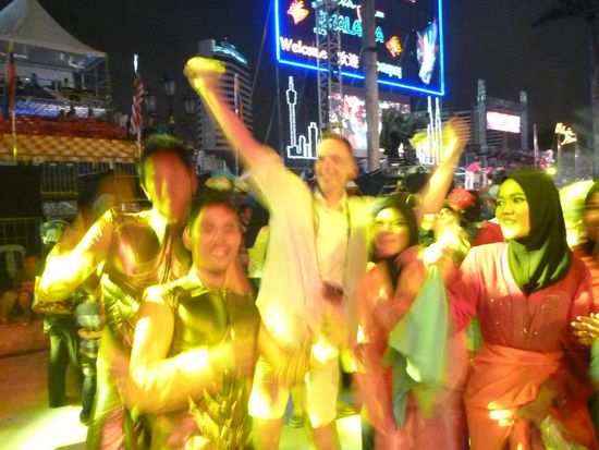 Vor Überraschung etwas verwackelt, Oliver stürzte sich tanzend in die Menge....