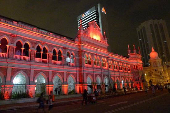 Auf dem Heimweg ein Blick auf das beleuchtete Sultan Abdul Samad Building