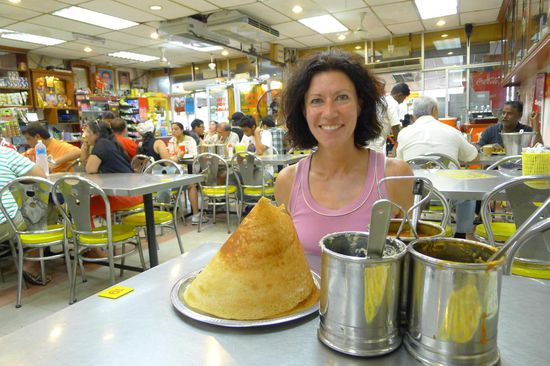 Am Tempel gab es auch eine themengerechte Verpflegungsstation (zu sehen ein Ghee Tosai)