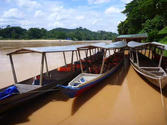 Am Sungai Tembeling angekommen, die Boote sind startbereit