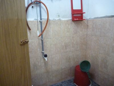 Unser Bad, Blick auf das "Waschbecken" und die funktionierende externe Toilettenspülanlage