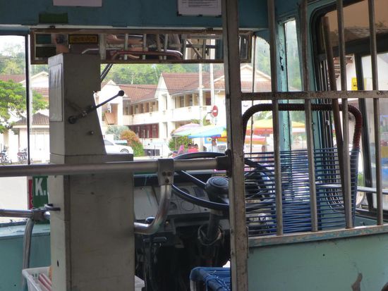 Unser Bus nach Jerantut, praktisch der Fahrersitz in Campingstuhldesign, schön luftig bei den hiesigen Temperaturen