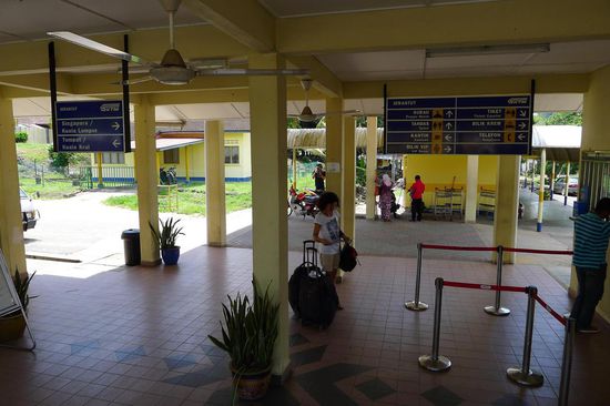 Etwas ratlos am Bahnhof von Jerantut