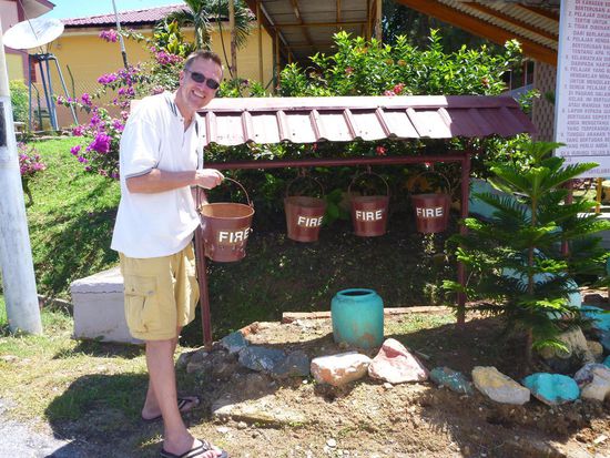 Die etwas antiquarischen Feuerlöscher der Schule