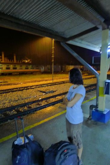 Nass, müde,Regen, Dunkelheit, der Zug kommt nicht. Kann man sich Schöneres vorstellen??   In diesem Fall - Jaaaa!