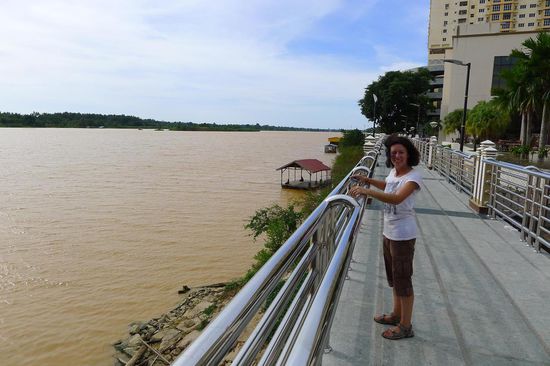 Die Flusspromenade von Kota Bharu am Kelantan Fluss