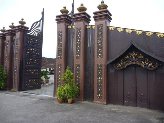 Der Eingangsbereich vom grossen Palast, Eintritt und Fotos vom Bereich hinter dem Zaun strengstens verboten.
Schade aber auch, sah sehr gut aus.