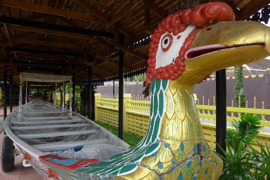 Kunstvoll gearbeitete Boote sind unter anderem im.......