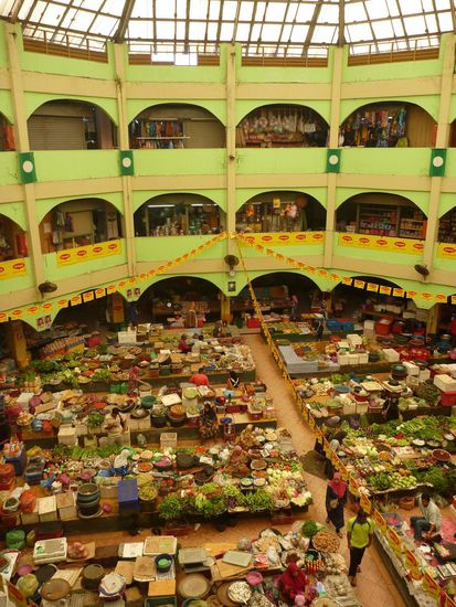 Blick in die riesige Markthalle Siti Khadijah. Hinter den Rundbögen findet man noch lange Gänge mit dicht aneinander liegenden Geschäften die Waren aller Art verkaufen.