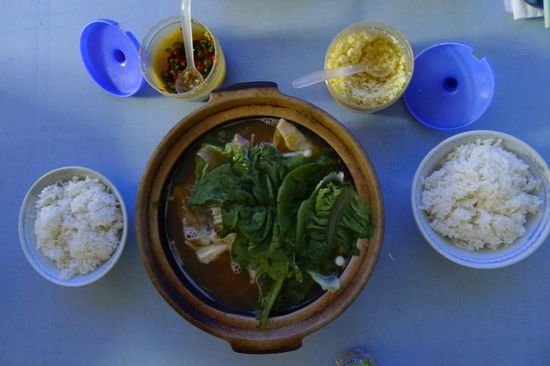 Diese wirklich sehr gute Suppe bestellten wir nach folgendem Gespräch: Können wir die Speisekarte sehen?  Gibt es nicht.   Was gibt es zu essen?   Suppe.   Welche Suppen?  Eine Suppe.      O.K. wir nehmen die Suppe