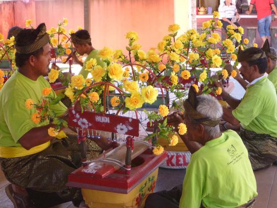 Nachmittagsvorstellung : Kertok, das Spielen auf  Kokosnussbrettrommeln.
Hübsch anzusehen und anzuhören