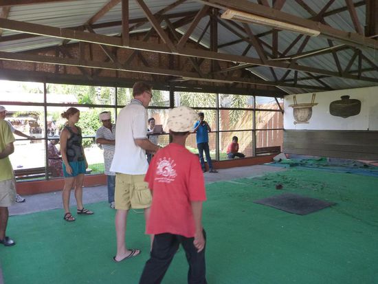 Oliver versuchte auch sein Glück und war gar nicht so übel. Ich habe lieber die Finger davon gelassen, wollte schließlich niemanden durch verirrte Kreisel verletzen (die Dinger sind richtig schwer )