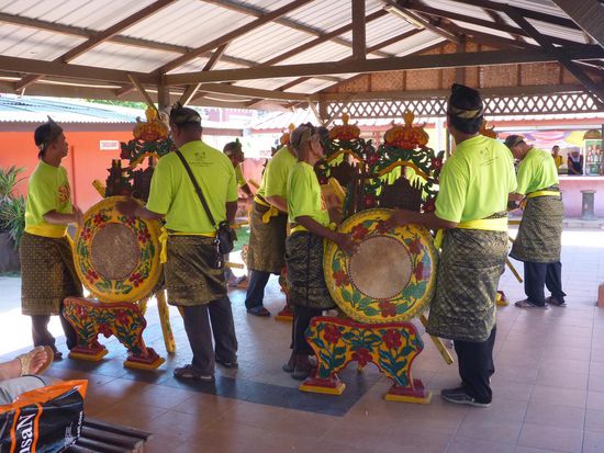 Trommelvorführung auf den Riesentrommeln  (Rebana ). Sehr beeindruckend.
