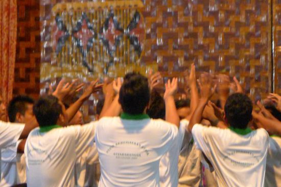 ...die Gruppe wiederholt den Gesang, unterstützt von Händeklatschen....