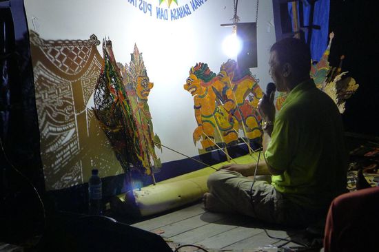 Der Puppenspieler hinter der Leinwand in Aktion