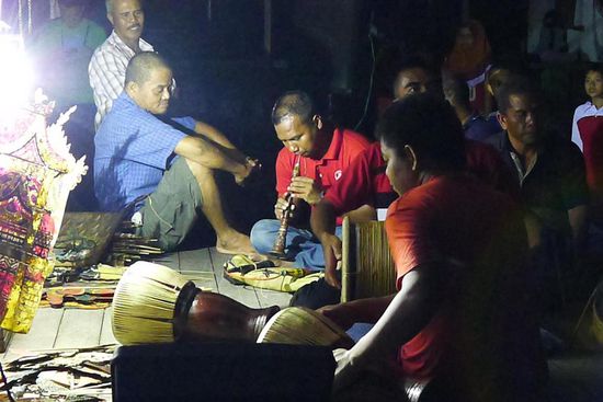 Das Ganze wird von Live Musik begleitet