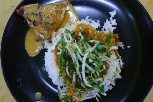 .....in Kokosmilchsosse mit vielen Kräutern und Gewürzen, genannt Ayam Percik, eine regionale Spezialität. War auf jeden Fall den weiten Weg wert.
Lecker , lecker und nochmal lecker !!