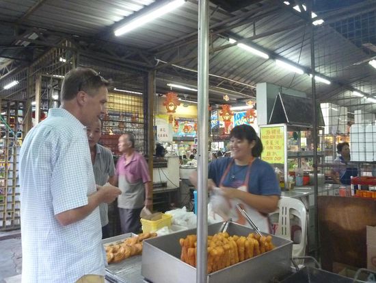 An diesem Stand konnten wir abends nicht vorbeigehen. Als Betthupferl gab es Schmalzgebackenes mit Kokos und Zimt gefüllt