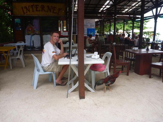 Ein wenig Arbeit musste auch mal sein. Bilder einspielen, sortieren, e-mails schreiben usw., Geflügel und anderes Getier inklusive. Wir gestehen, es gibt unangenehmere Arbeitsplätze