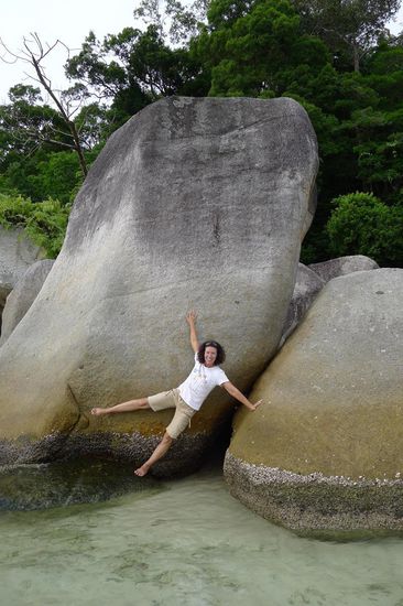Einzelne Strandabschnitte sind durch imposante Felsen voneinander getrennt (unter mir befindet sich übrigens das kristallklare Meer)