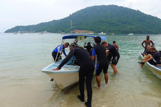 Oliver startet mit seiner Gruppe zur Fahrt zum Abtauchen