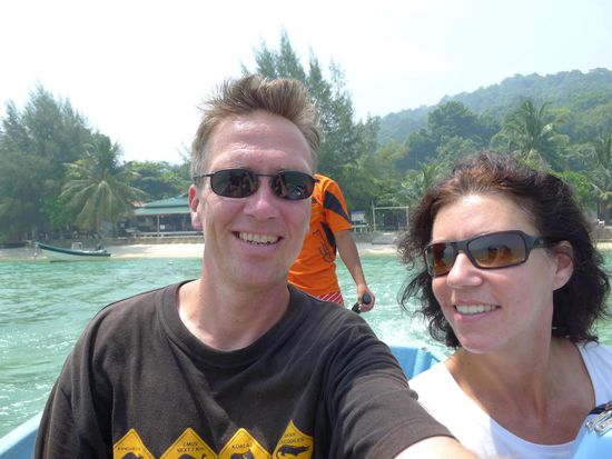 Ein winziges Motorboot bringt uns zum Schnellboot in das wir dann umsteigen müssen