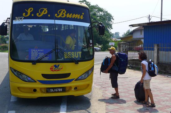Der Bus kam nach langer Zeit tatsächlich. Der ältere sportliche Belgier und ich, bereit zur Weiterfahrt