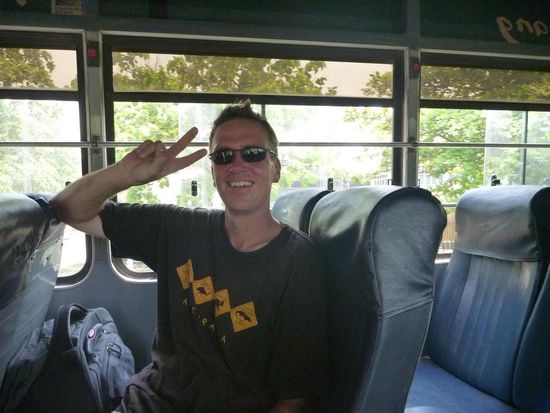 Oliver erleichtert im Bus, endlich geht es weiter