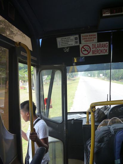 Im Bus darf nicht geraucht werden, der selbstbestimmte Fahrgast steht deshalb während der Fahrt in der geöffneten Tür und raucht.