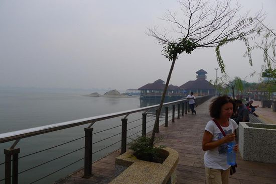 Die Flusspromenade in Kuala Terengganu, leider nebelig versmogt