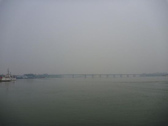 Auch die Sicht auf den Fluss und die Brücke ist beeinträchtigt